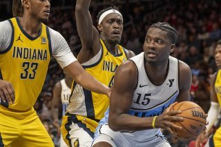 Clint Capela (15, à droite) et les Hawks ont battu Indiana pour la 2e fois en 3 jours KEYSTONE/AP/Erik Rank